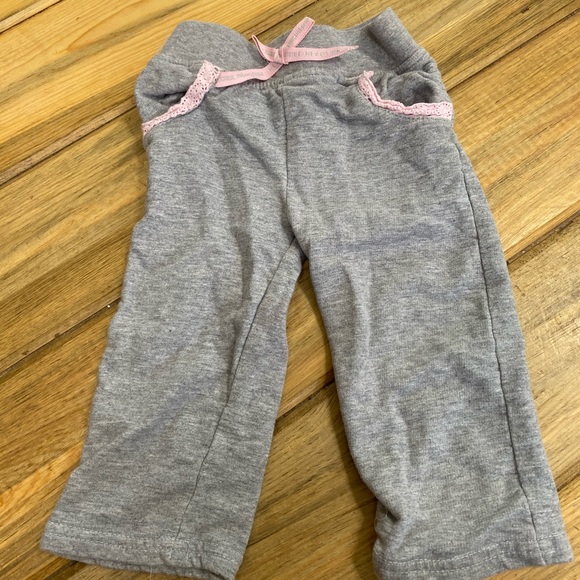 Great condition KENNETH COLE kids sweatsuit - Picture 5 of 6